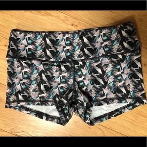 Fleo shorts size small